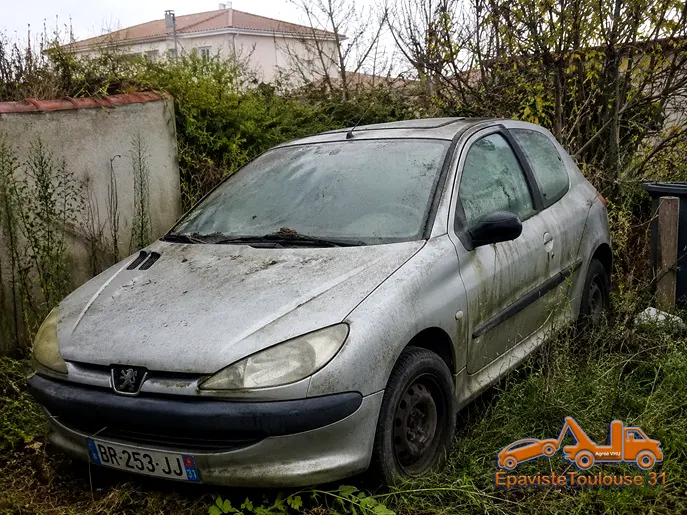 vieille Peugeot 206 non roulante abandonnée